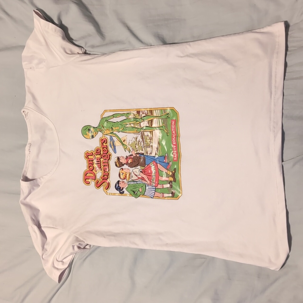 SPENCER'S "don't talk to strangers" alien graphic tee